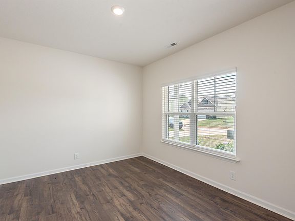 5th image of 689 Mill Creek Dr