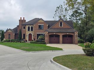 9 Robindale Ct, Dearborn, MI 48124