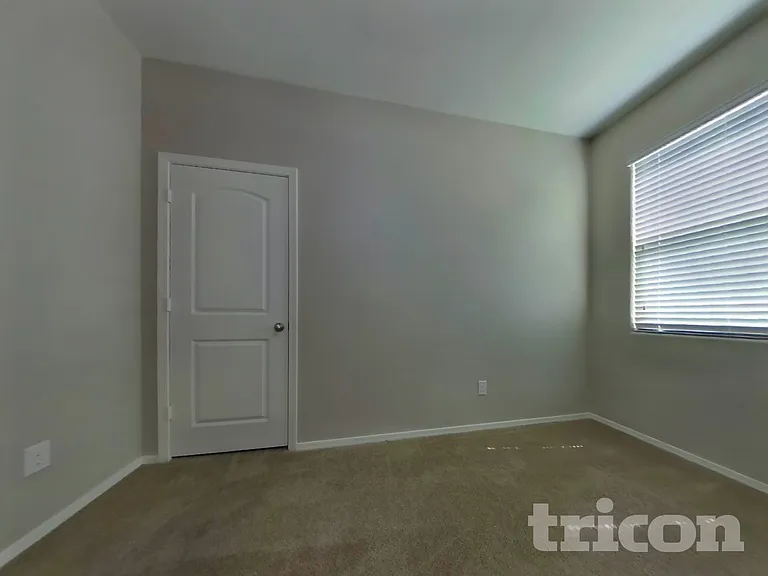 29300 W Clarendon Ave — Photo 11