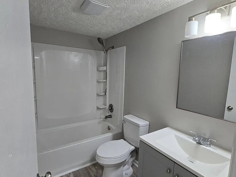 Colonial Heights Apartments — Photo 24