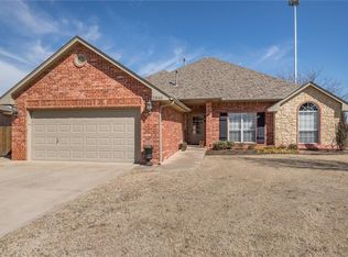 2816 Clearwater Cir, Edmond, OK 73003