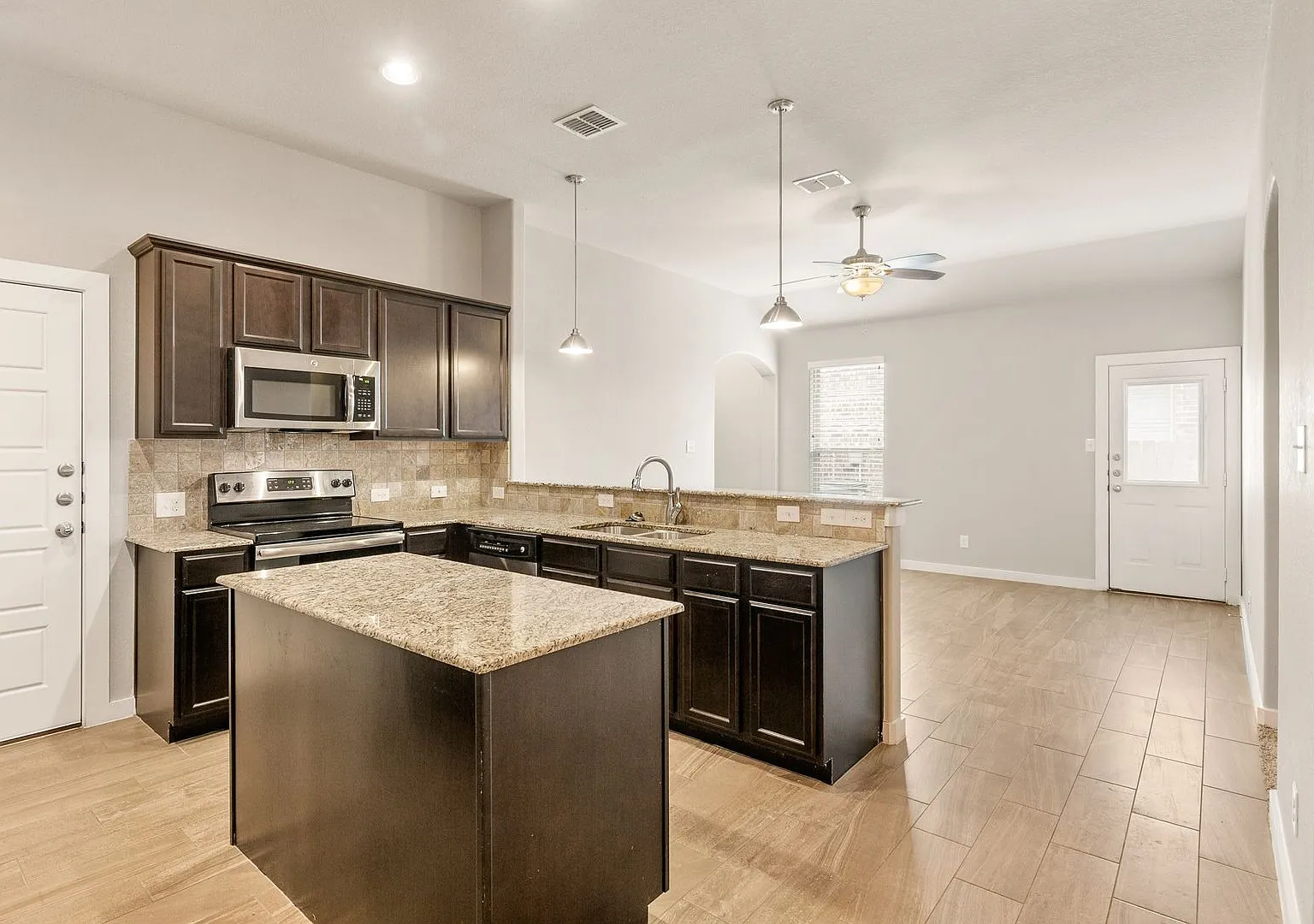 Beautiful 3 Bedroom Duplex Located in New Braunfels, Texas! — Photo 4