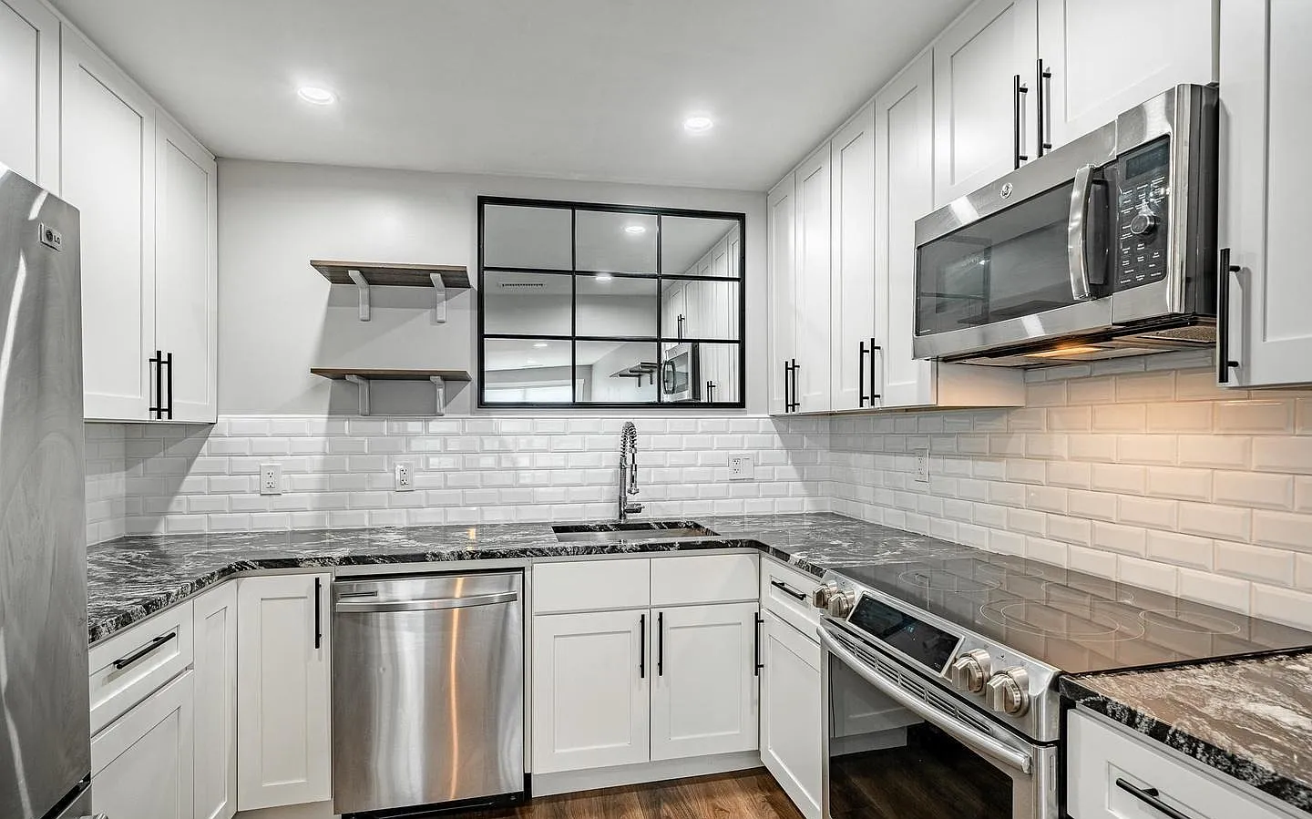 3 bed, 1075 sqft, $2,795 — Photo 3