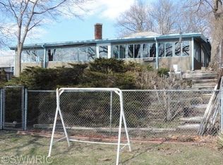 128 Wildwood Beach Rd, Quincy, MI 49082