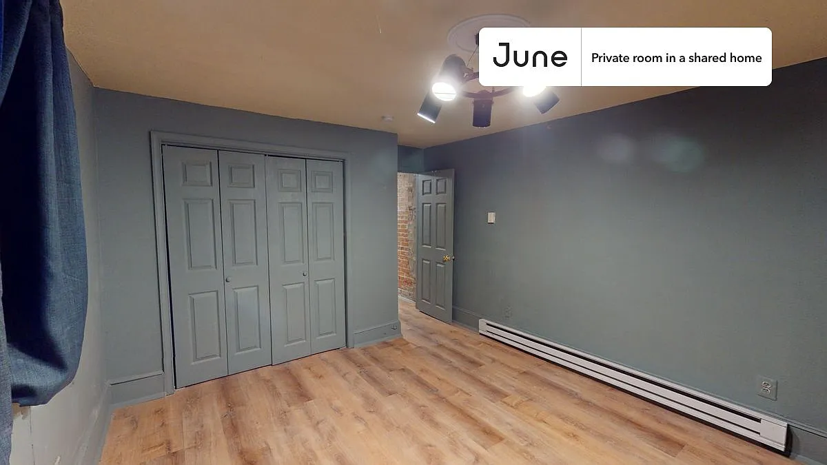Queen bedroom in 5 bed/2 bath home in Columbia Heights #337 C — Photo 3