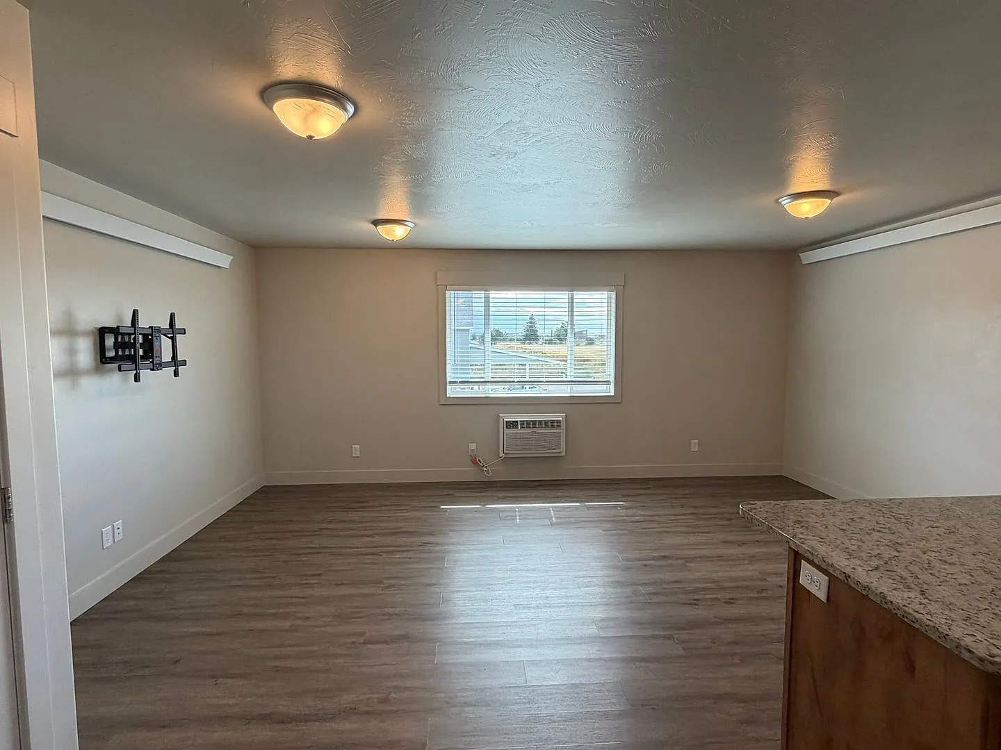 3 bed, 1.0 bath, 1100 sqft, $1,300 — Photo 3