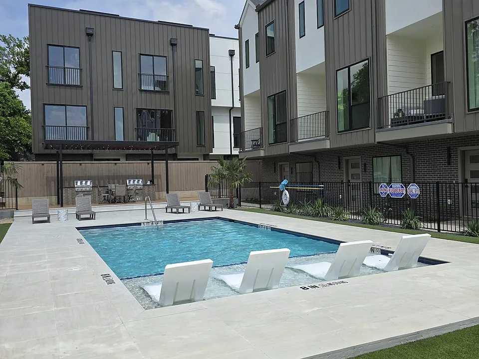 1902 N Carroll Ave #104