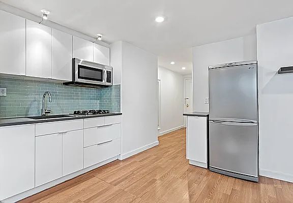 5th image of 155 E 49th St #6E