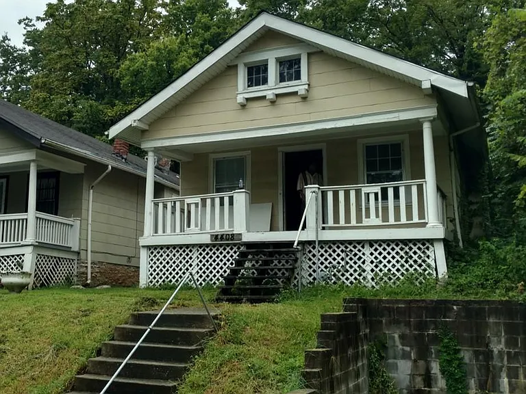 Quiet neighborhood, minutes from Plaza, UMKC campus, Rockhur