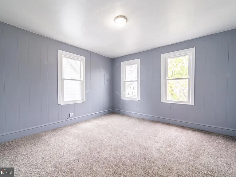 351 N Laurel St #B — Photo 8