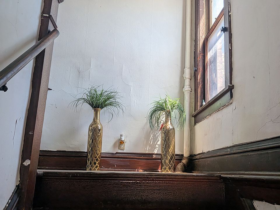1st image of 627 W Jefferson St