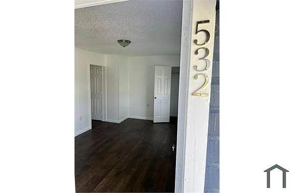 Building Photo - 531 W 8th St #2