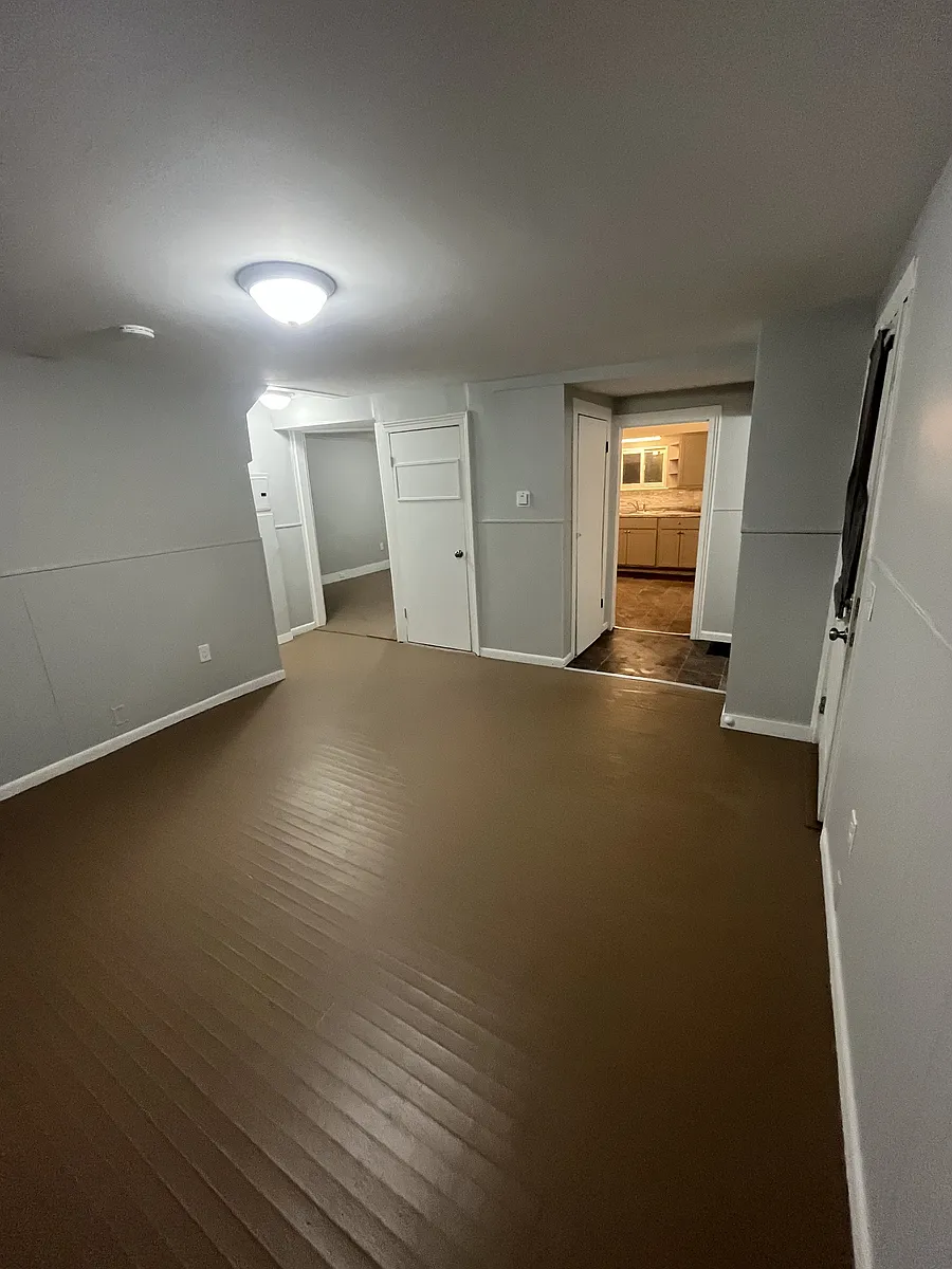 Building Photo - 15 Elm St #5