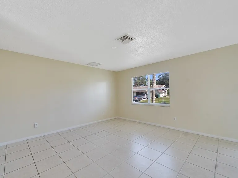 819 SW Amethist Ter — Photo 12
