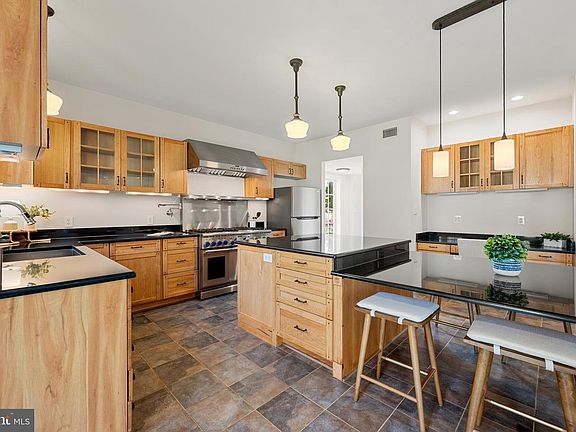4th image of 6912 Alpine Dr