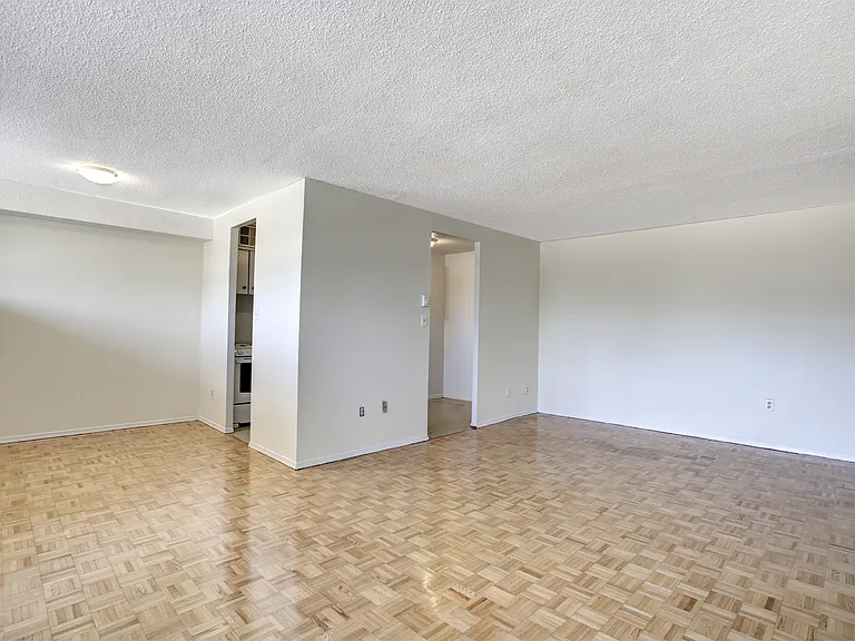 666 King St E — Photo 26