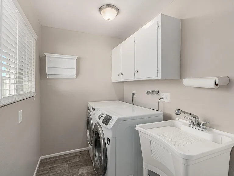 733 E Geneva Dr — Photo 27