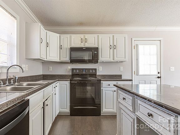 4th image of 206 Cherry St
