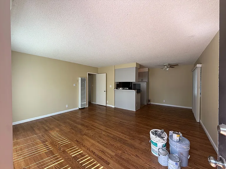 1215 Barry Ave — Photo 11