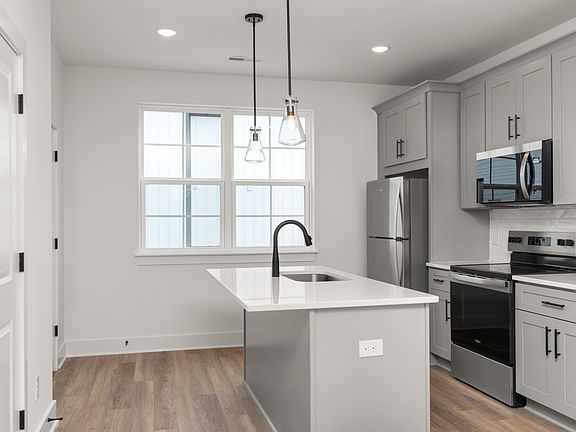 4th image of 700 N Dupont Ave #201