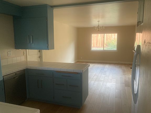 4th image of 6 Louise Ct