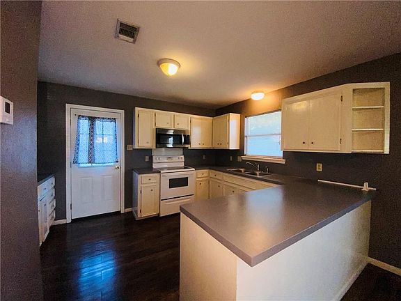 2nd image of 406 Bayview Blvd