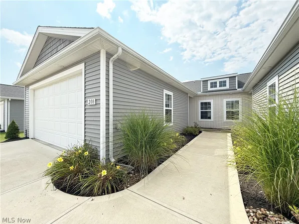 208 Silver Spring Cir, Elyria, OH 44035