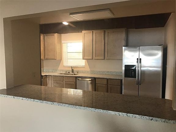 4th image of 612 W Lakeshore Dr