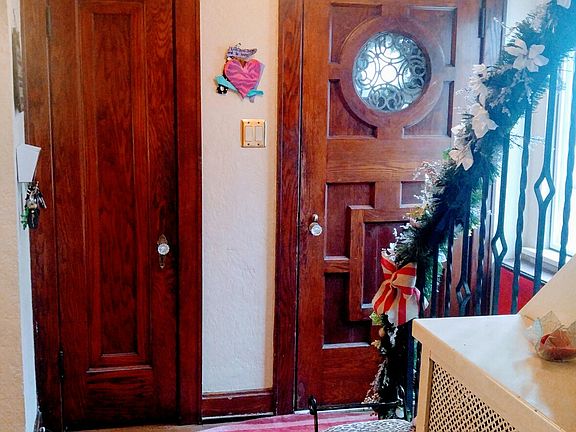 Entry Foyer w/coat closet