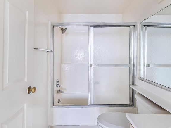 2nd image of 607 N Rossmore Ave APT 204
