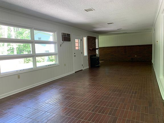 3rd image of 303 Dogwood Dr