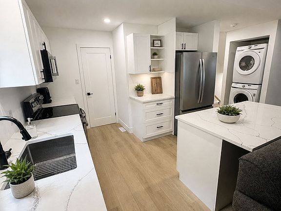 5th image of 128 Empress Ave