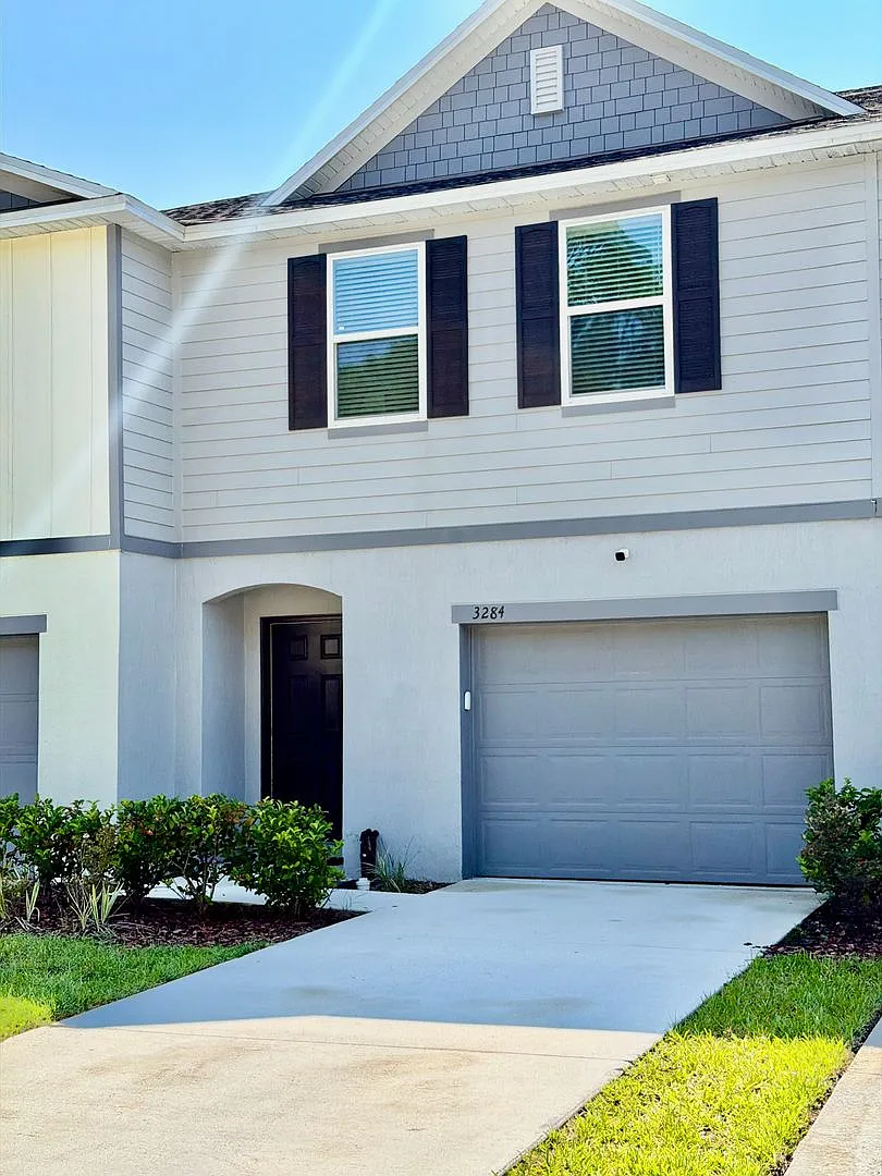 Beautiful 3-bedroom, 2.5-bath townhome Near Downtown - Military bases - Highway - Airport — Photo 1