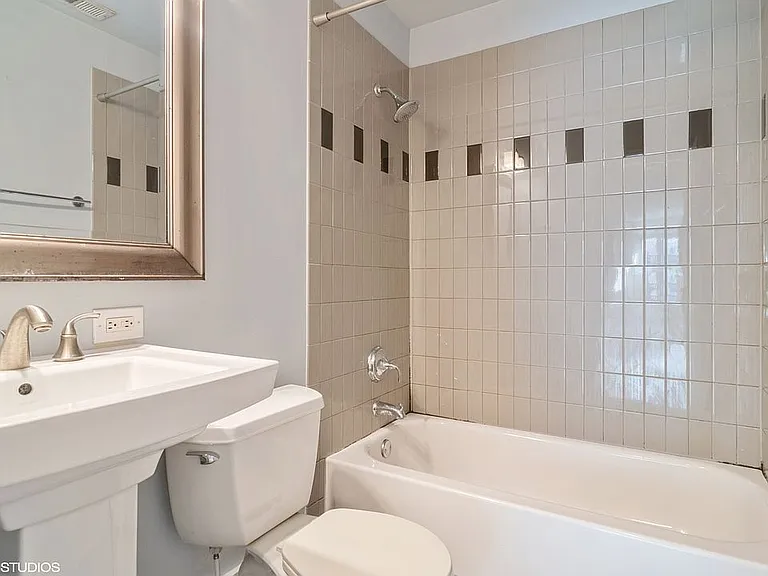 1047 W Madison St #203 — Photo 12