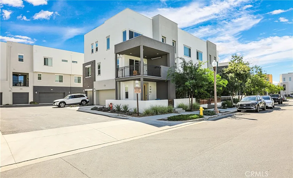 2 bed, 2.5 bath, 1675 sqft, $4,400 — Photo 2