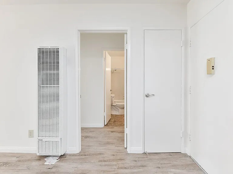 1799 N Hollywood Way — Photo 33