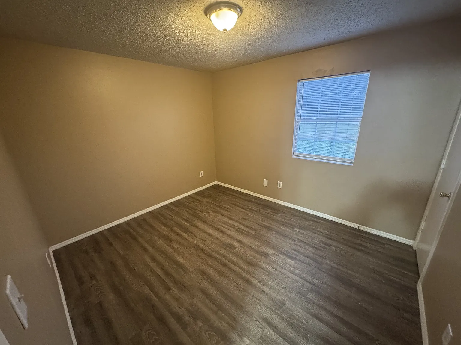2 bed, 1.0 bath, 900 sqft, $800 — Photo 4