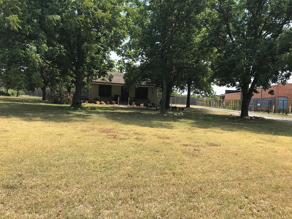 Cutie ranch style house for lease on a huge lot in Fort Wort