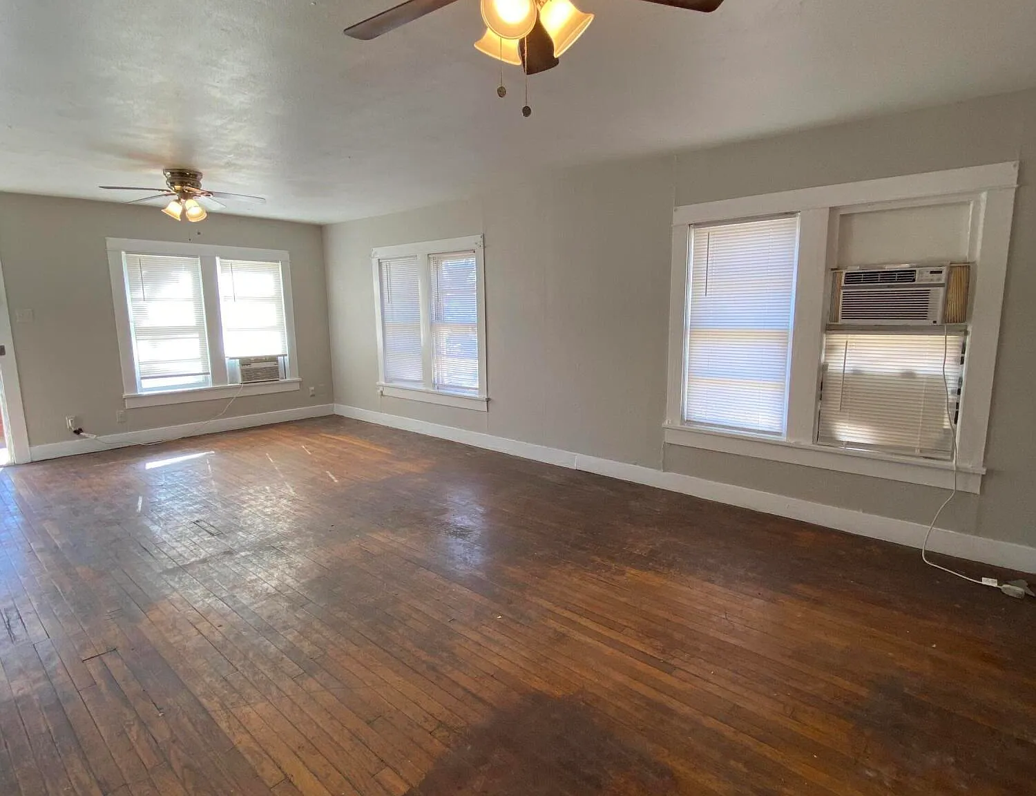 3 bed, 1.0 bath, 1271 sqft, $1,350 — Photo 3