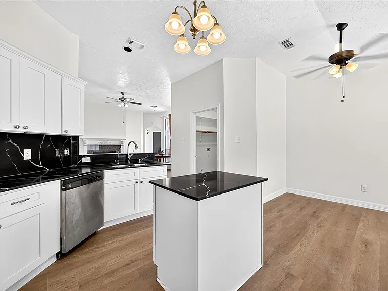 15307 Flemington Ave — Photo 17