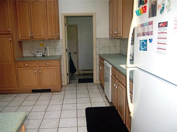 3rd image of 10 Winsor Ln