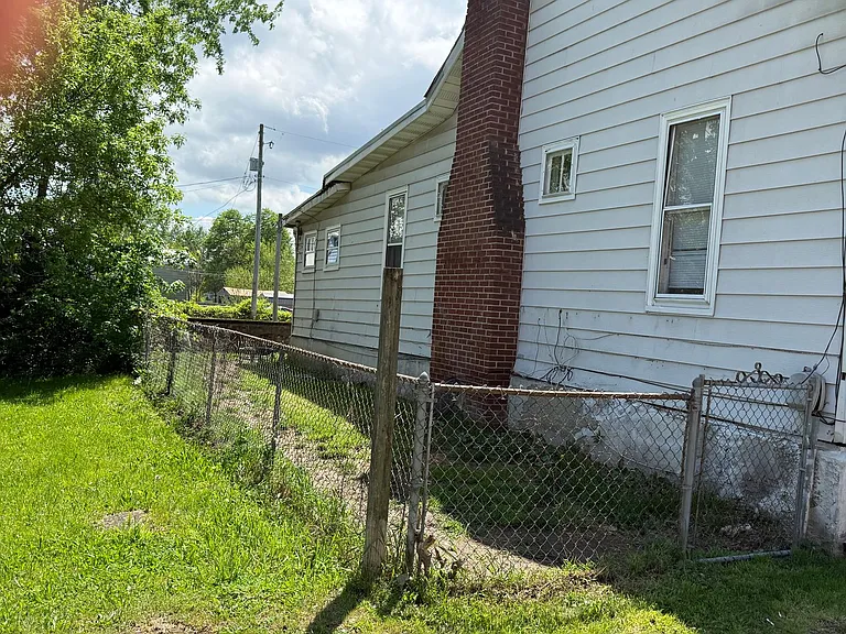 17 Poplar Ave — Photo 2