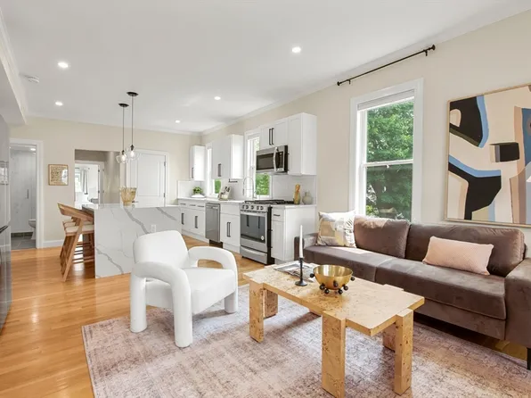 34 Leniston St Floor 2, Roslindale, MA 02131