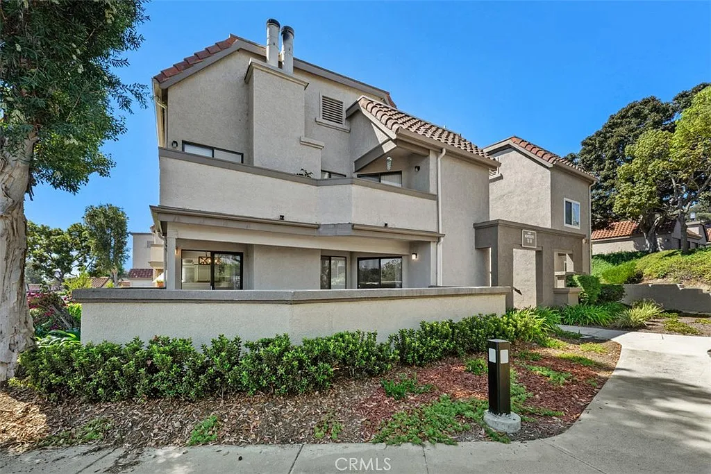 3 bed, 1037 sqft, $3,950 — Photo 2