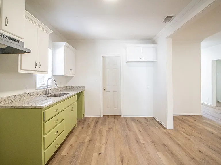 950 W Lynn St — Photo 6