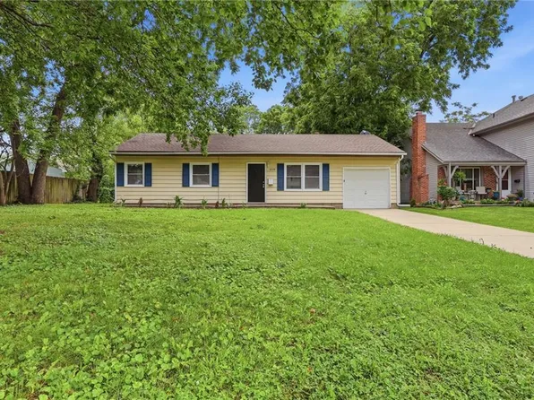 8338 Santa Fe Ln, Overland Park, KS 66212