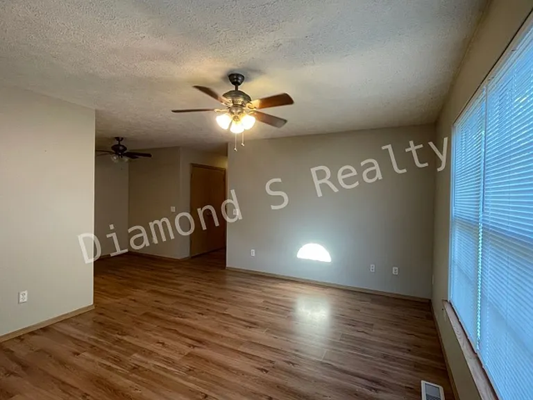 2313 N Rogers Ave — Photo 5