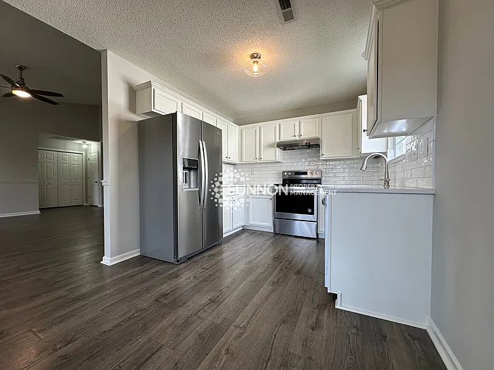 3 bed, 2.0 bath, 1383 sqft, $2,099 — Photo 3