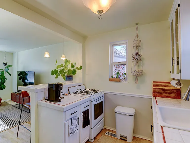 1427 N Jasmine St — Photo 3
