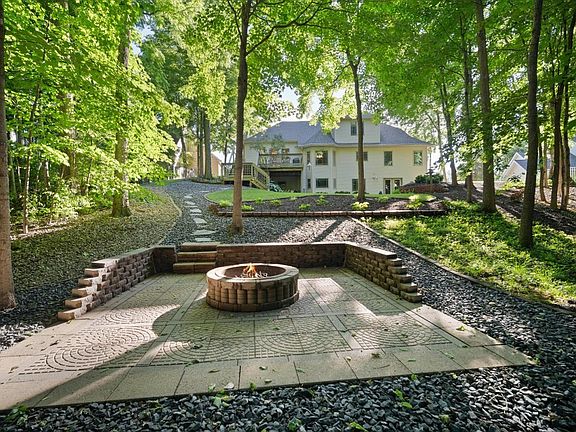 4th image of 1506 Sweetbriar Dr
